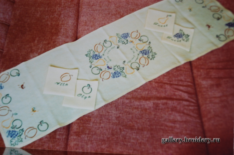 Желтая дорожка и салфетки...