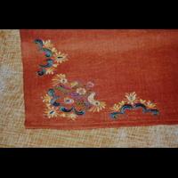 Угол терракотовой скатерти