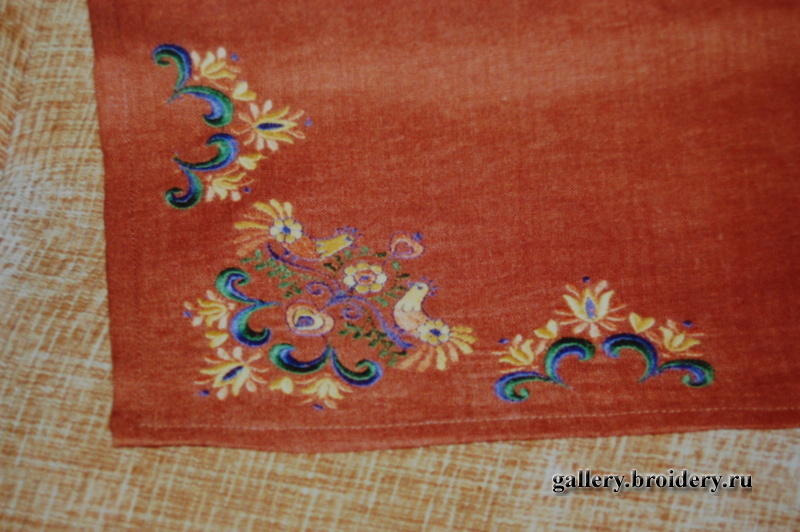 Угол терракотовой скатерти