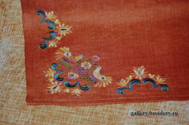 Угол терракотовой скатерти