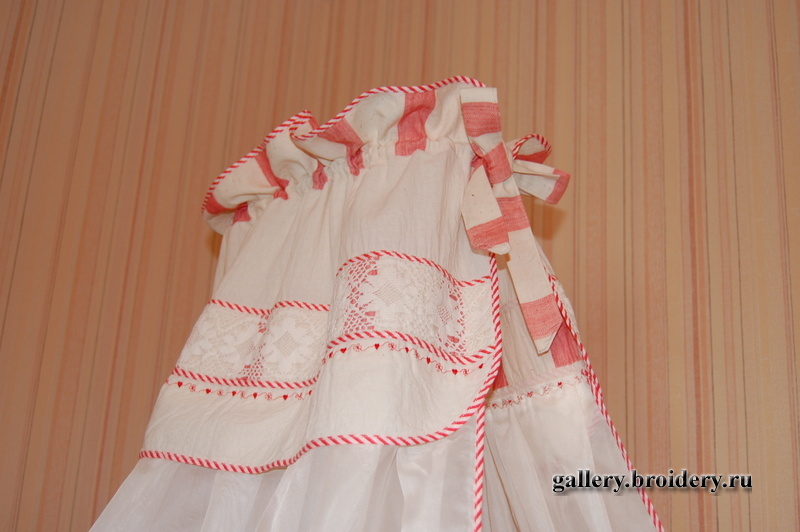 Сверху должен быть балдахин. Как же без него?