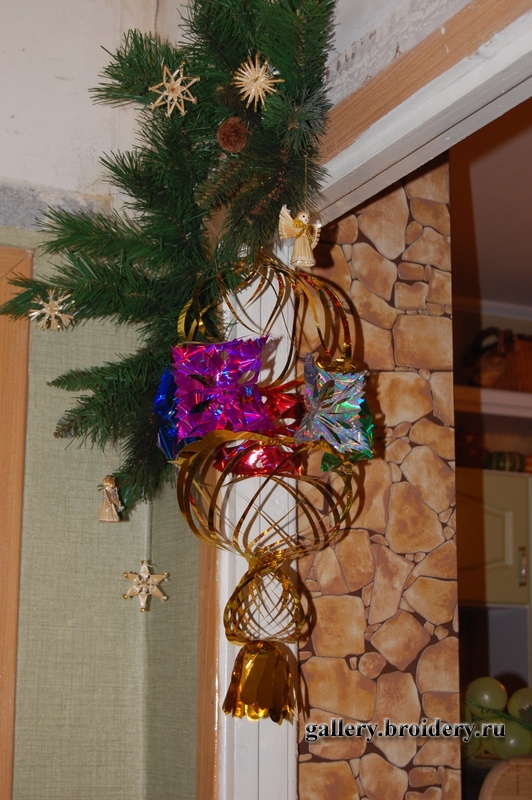 На кухню не пойдем - мы в этом году там не украшались...