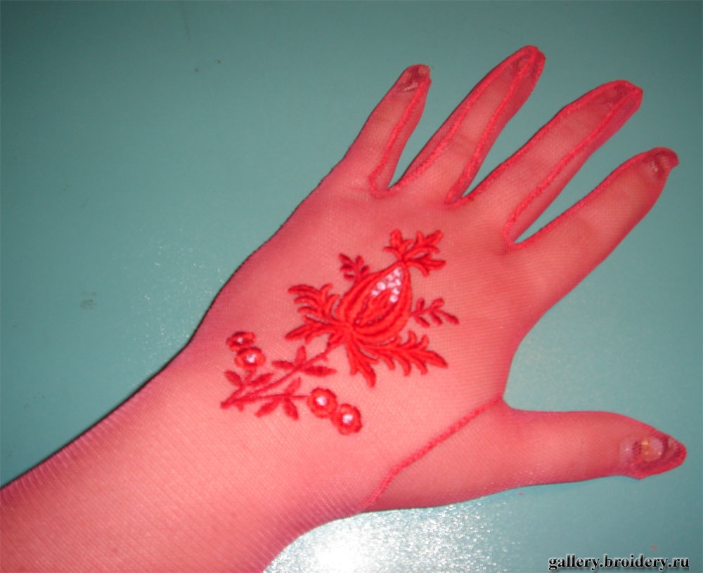 Перчатка вышитая и пошитая