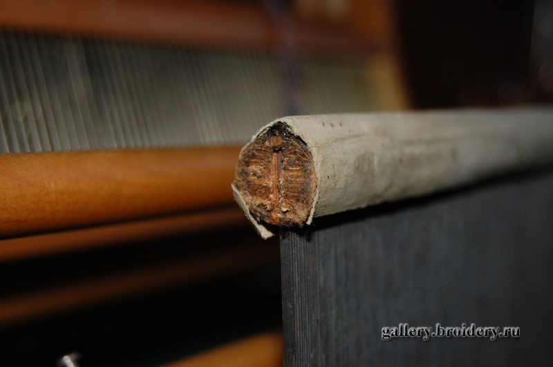 ...между двух дощечек