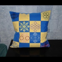 Подушка украшенная машинной вышивкой