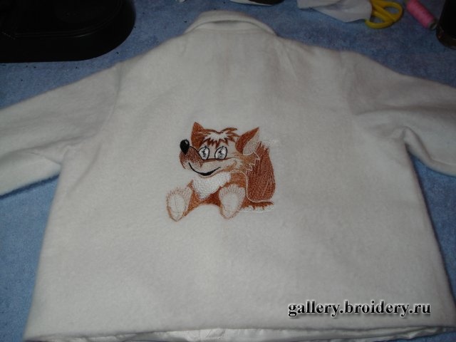 Лисенок на свитере. Машинная вышивка. 