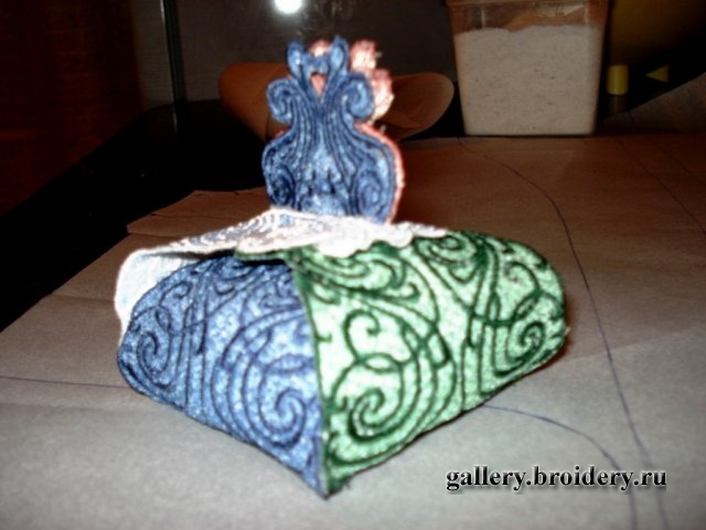 Что вышить в подарок. Коробочка с конфетами. Машинная вышивка