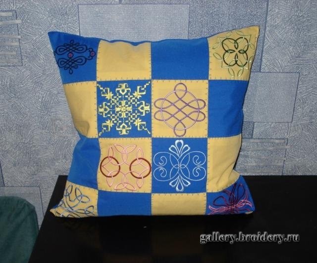 Подушка украшенная машинной вышивкой