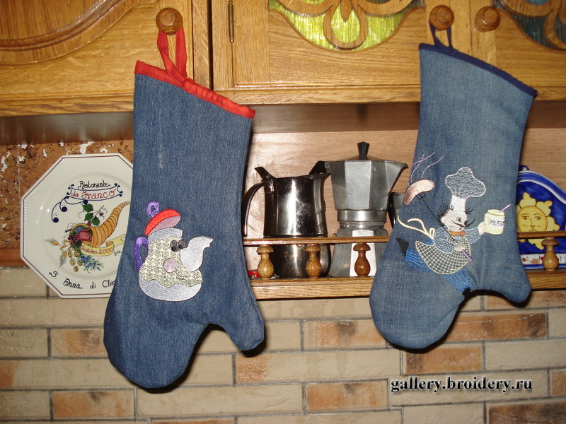 Рукавица-прихватка. Вышивка сделана на вышивальной машине