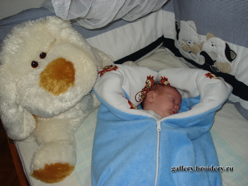 Одеяло-трансформер с машинной вышивкой по краю