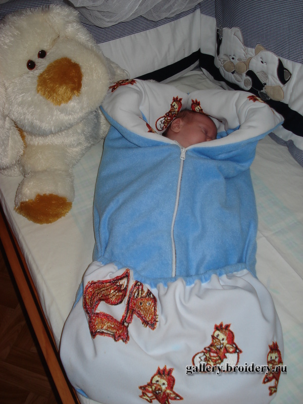 Одеяло-трансформер украшенное вышивкой по краю