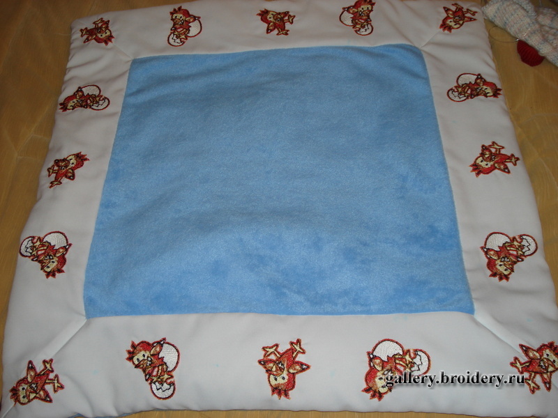 Одеяло-трансформер украшенное вышивкой по краю