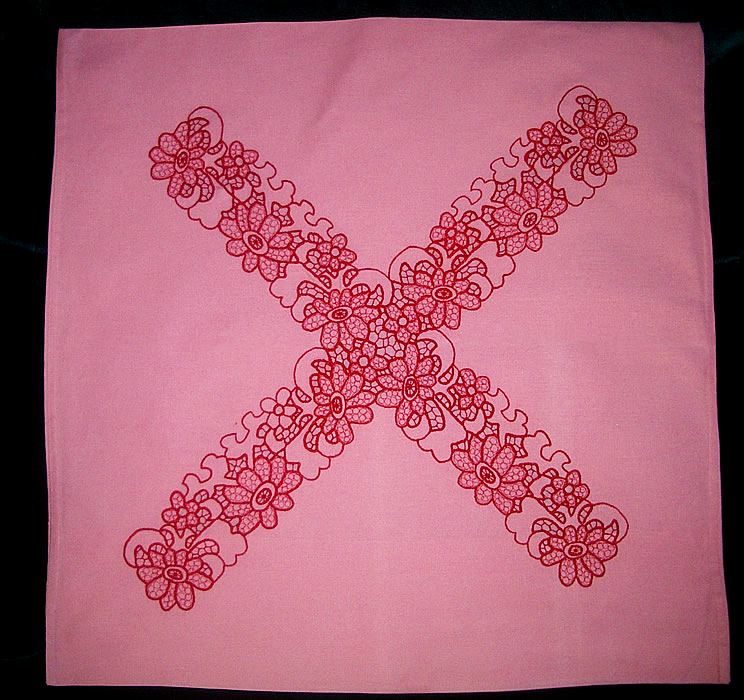 Наволочка розового цвета на квадратную подушку