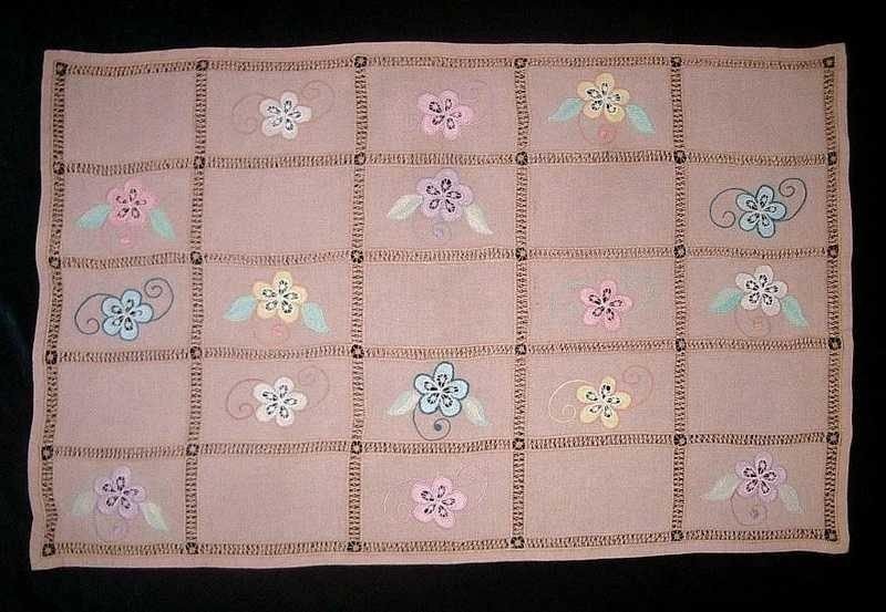 Большая салфетка из светло-коричневой ткани из столового набора на 6 персон