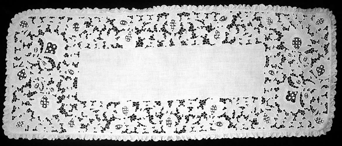 Дорожка с оборками прямоугольная белая