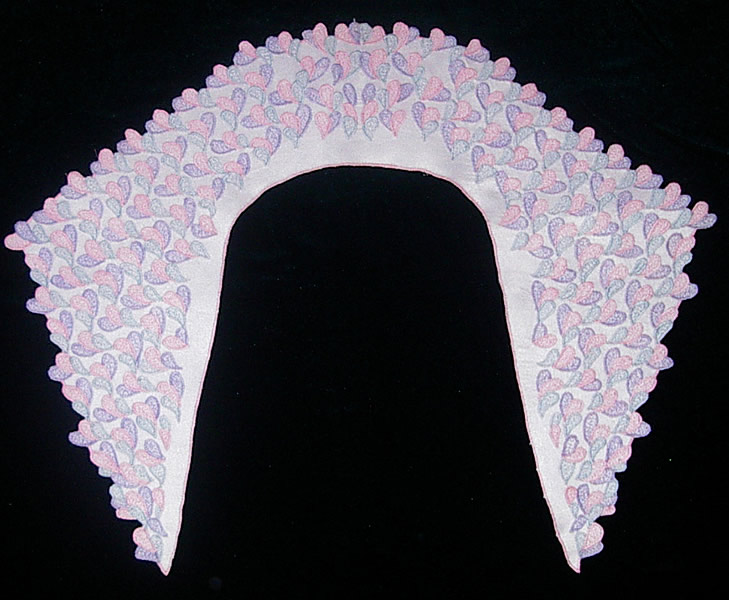 Воротник "апаш" из белого атласа, вышитый цветными нитками