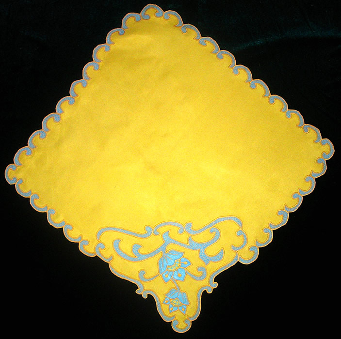 Уголок желтого цвета