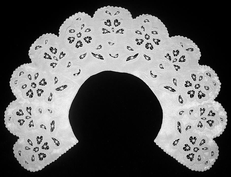 Воротник круглый из белого атласа