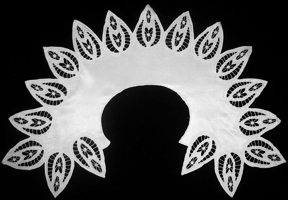 Воротник круглый из белого атласа "Арлекино"