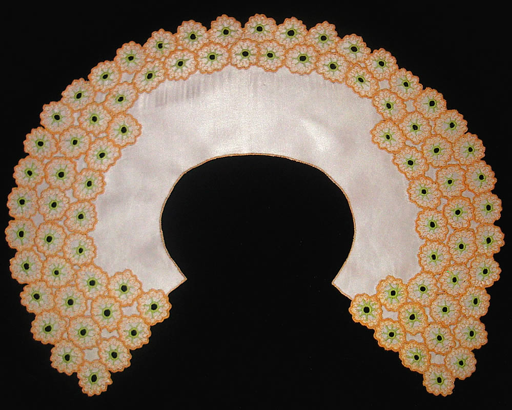 Воротник круглый из белого атласа "Оранжевые цветы"