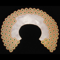 Воротник круглый из белого атласа "Оранжевые цветы"