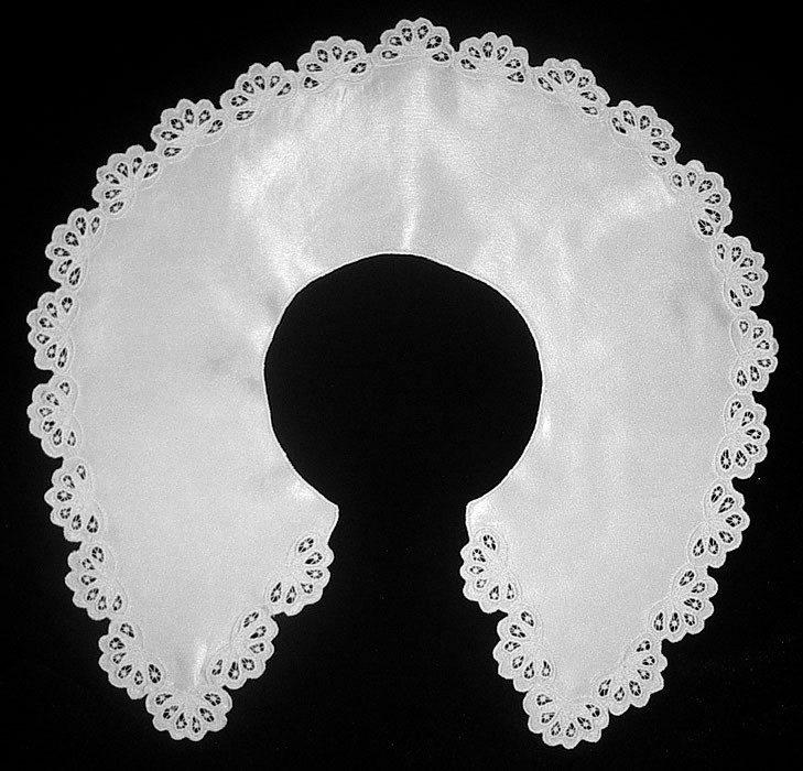 Воротник круглый из белого атласа