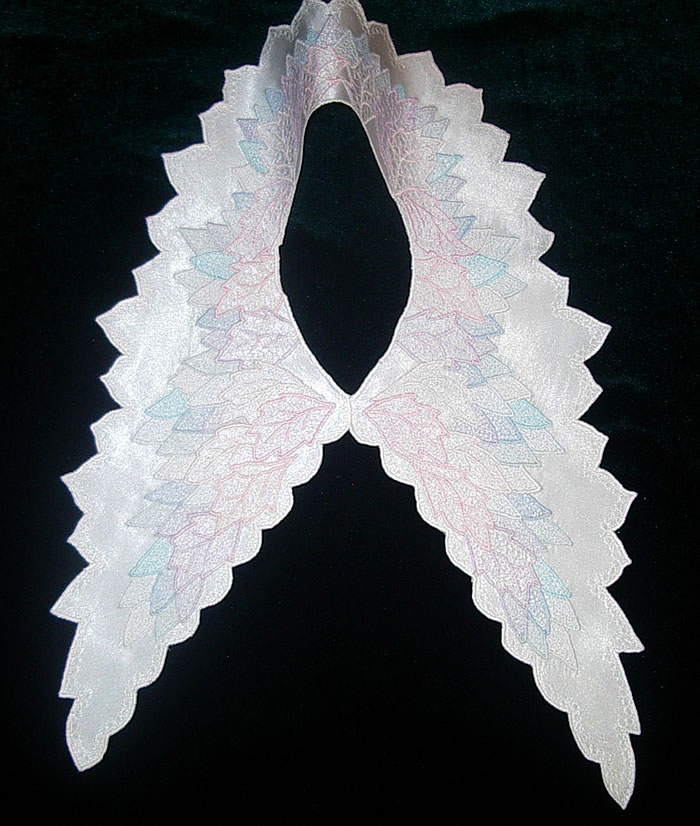 Воротник из белого атласа, вышитый цветными нитками