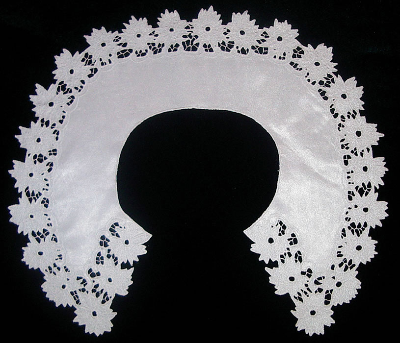 Воротник круглый из белого атласа