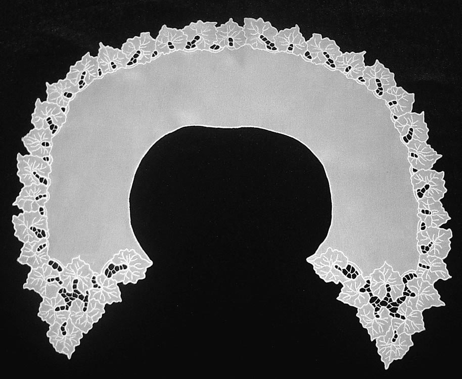 Воротник круглый из белого крепдешина