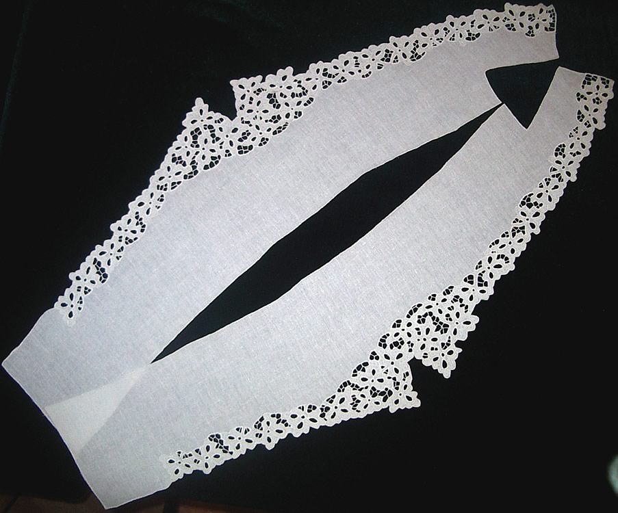 Манишка из белого батиста