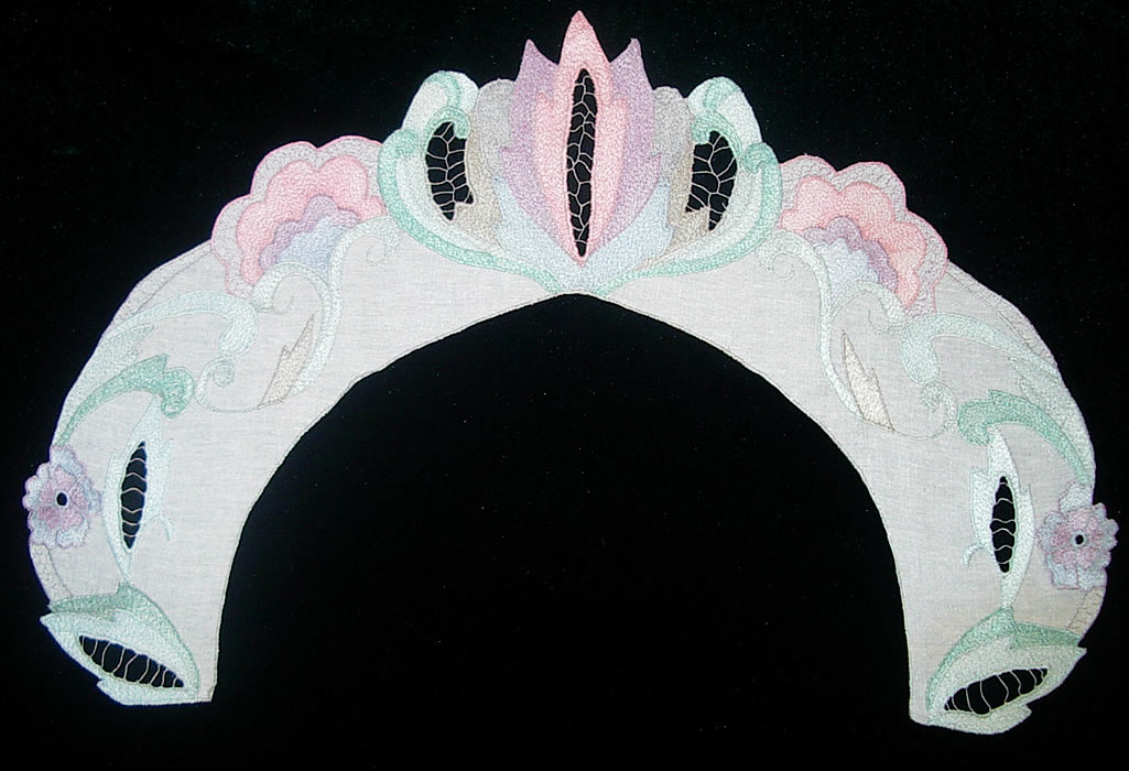 Воротник полукруглый (на белом батисте цветными нитками)