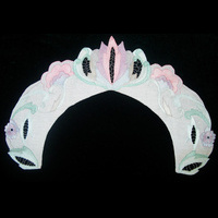 Воротник полукруглый (на белом батисте цветными нитками)