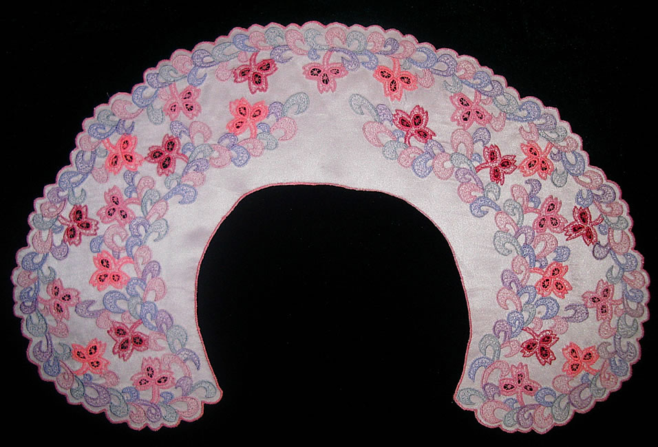 Воротник круглый из белого атласа с цветной вышивкой