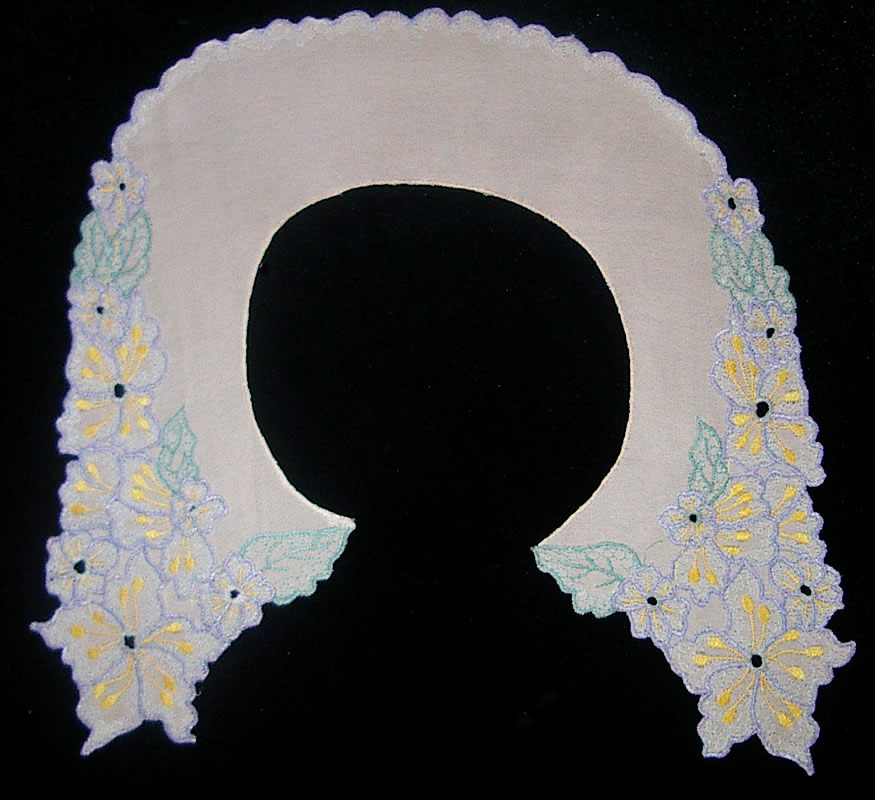 Воротник круглый из белого крепдешина с цветной вышивкой