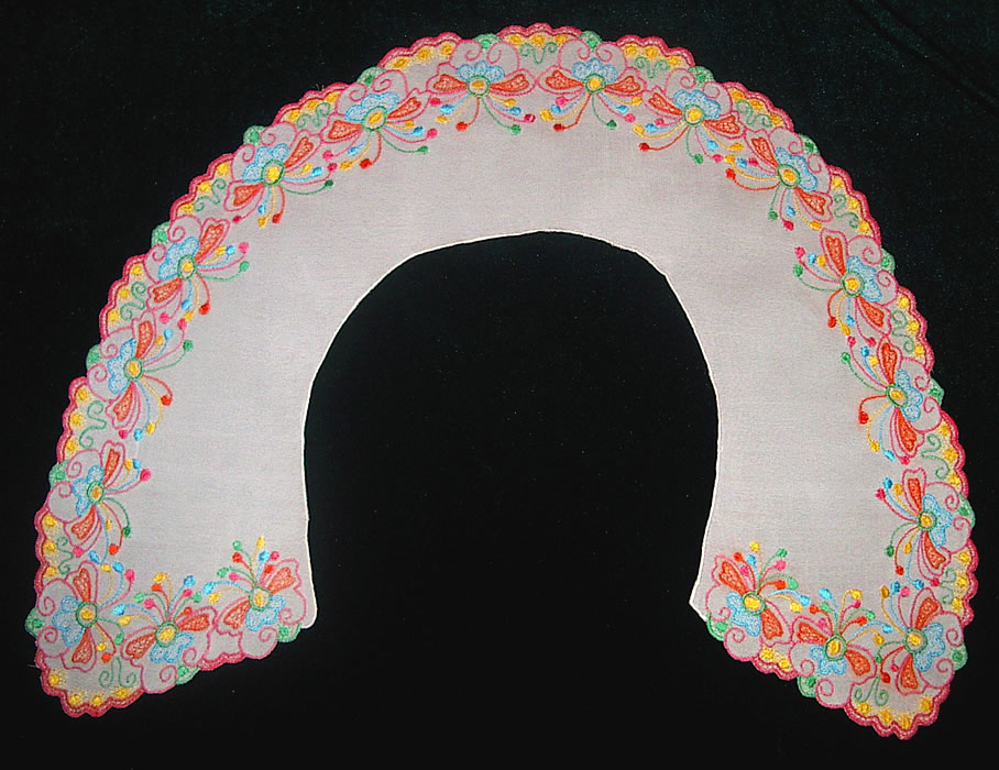 Воротник круглый из белого крепдешина, вышитый цветными нитками