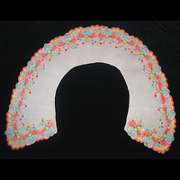 Воротник круглый из белого крепдешина, вышитый цветными нитками