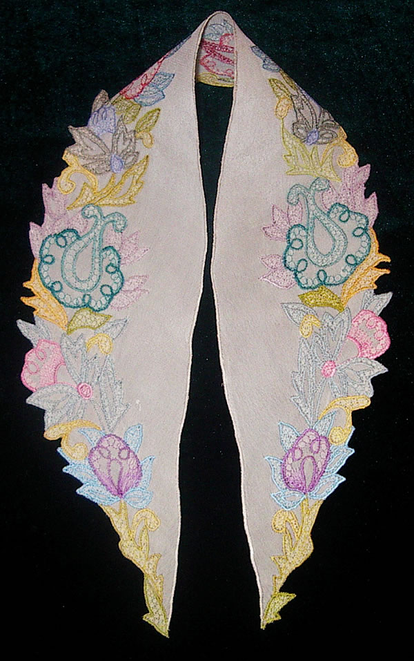 Воротник прямой из белого крепдешина, вышитый цветными нитками