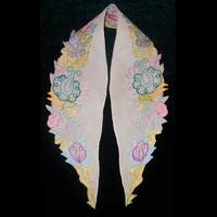 Воротник прямой из белого крепдешина, вышитый цветными нитками