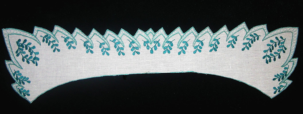 Воротник прямой из белого батиста, вышитый зелеными нитками