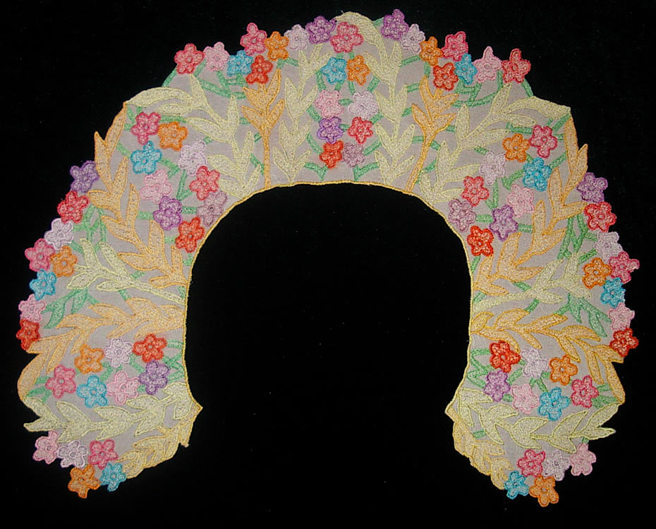 Воротник круглый из белого крепдешина, вышитый цветными нитками