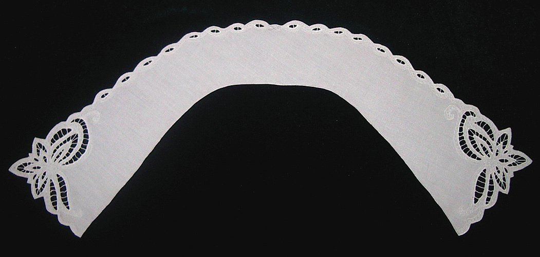 Воротник полукруглый белый