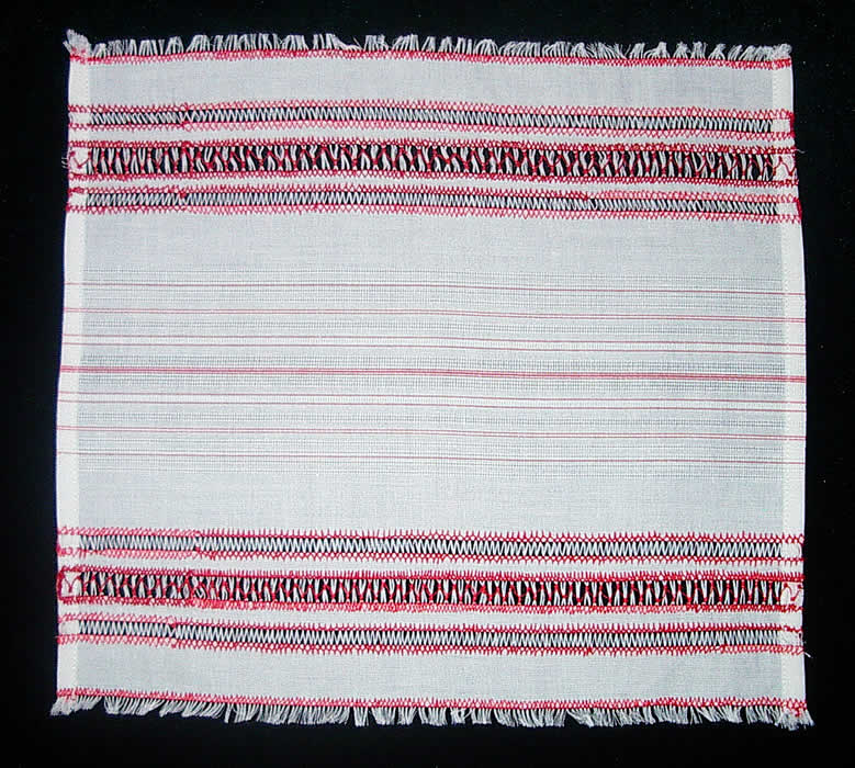 Белая салфетка с красными мережками