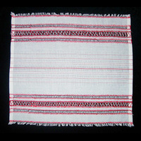 Белая салфетка с красными мережками