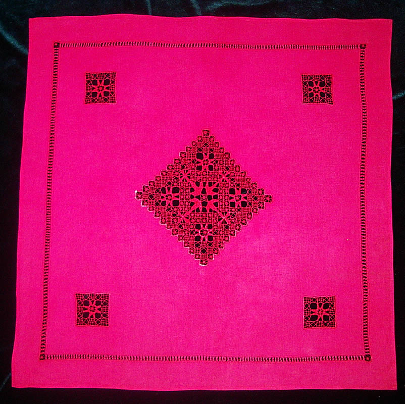 Салфетка квадратная темно-малинового цвета