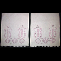 Занавеска белая со светло-фиолетовой вышивкой на 1-е окно