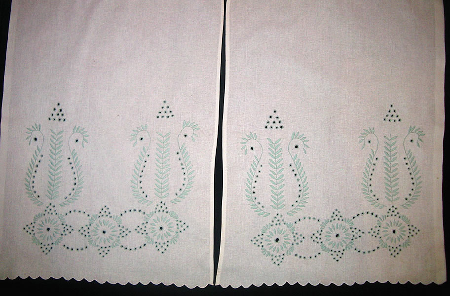 Занавеска белая со светло-зеленой вышивкой на 2-е окно