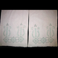 Занавеска белая со светло-зеленой вышивкой на 2-е окно