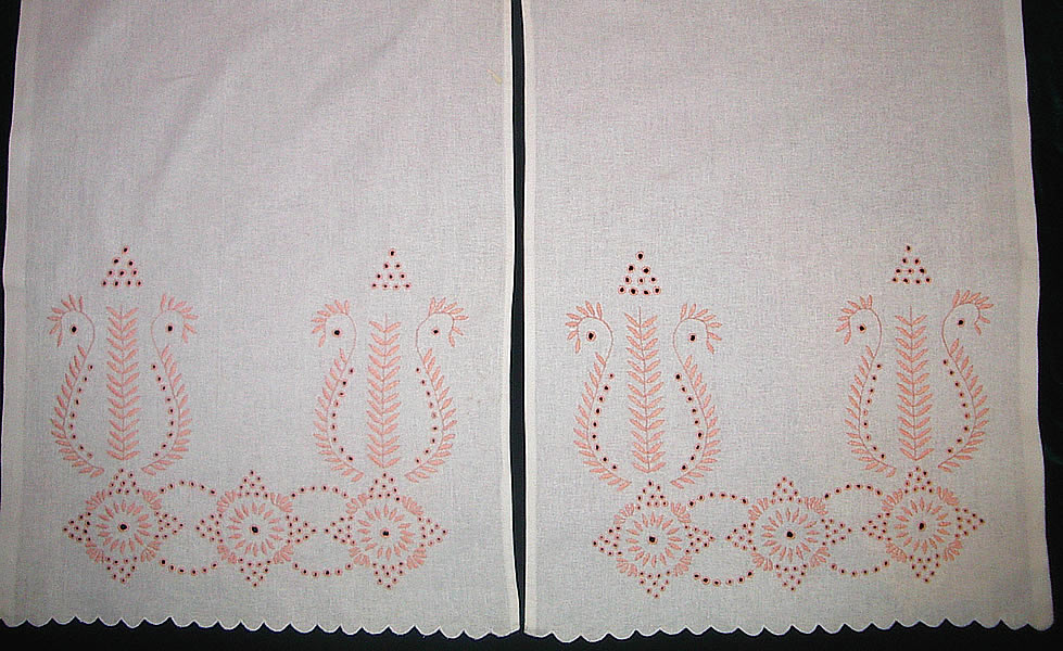 Занавеска белая с оранжевой вышивкой на 3-е окно