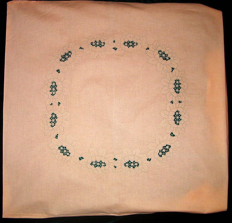 Наволочка светло-горчичного цвета на квадратную подушку