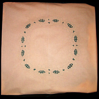 Наволочка светло-горчичного цвета на квадратную подушку